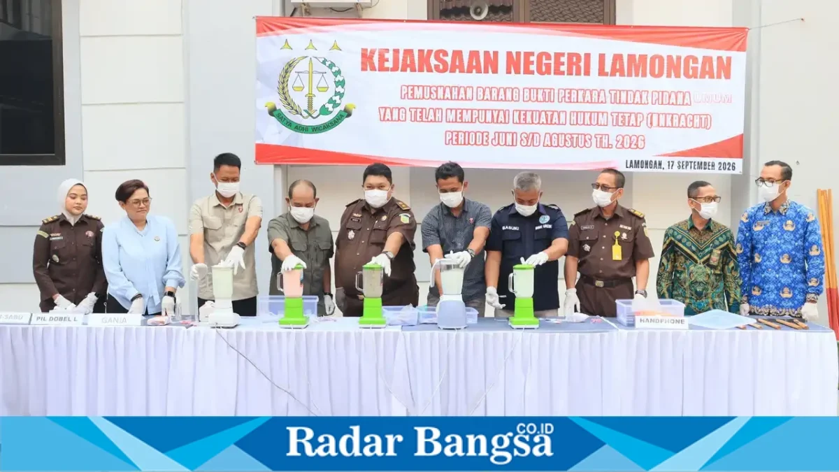 Pemusnahan barang bukti perkara tindak pidana umum oleh Kejari Lamongan, Kamis (17/9/2026). (Dok. Ho/RadarBangsa.co.id)