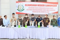Pemusnahan barang bukti perkara tindak pidana umum oleh Kejari Lamongan, Kamis (17/9/2026). (Dok. Ho/RadarBangsa.co.id)