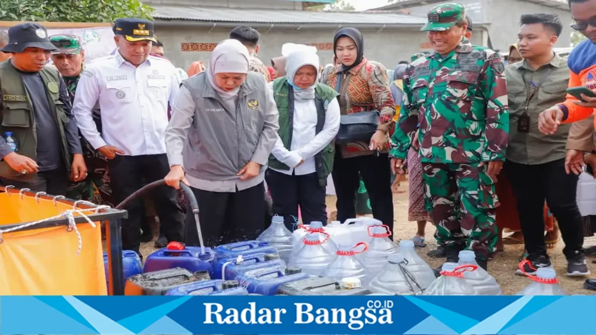 Gubernur Jawa Timur Khofifah Indar Parawansa saat menyalurkan bantuan air bersih kepada warga terdampak kekeringan di Kedungdung, Sampang, Kamis (17/9). (Dok. Ho/RadarBangsa.co.id)