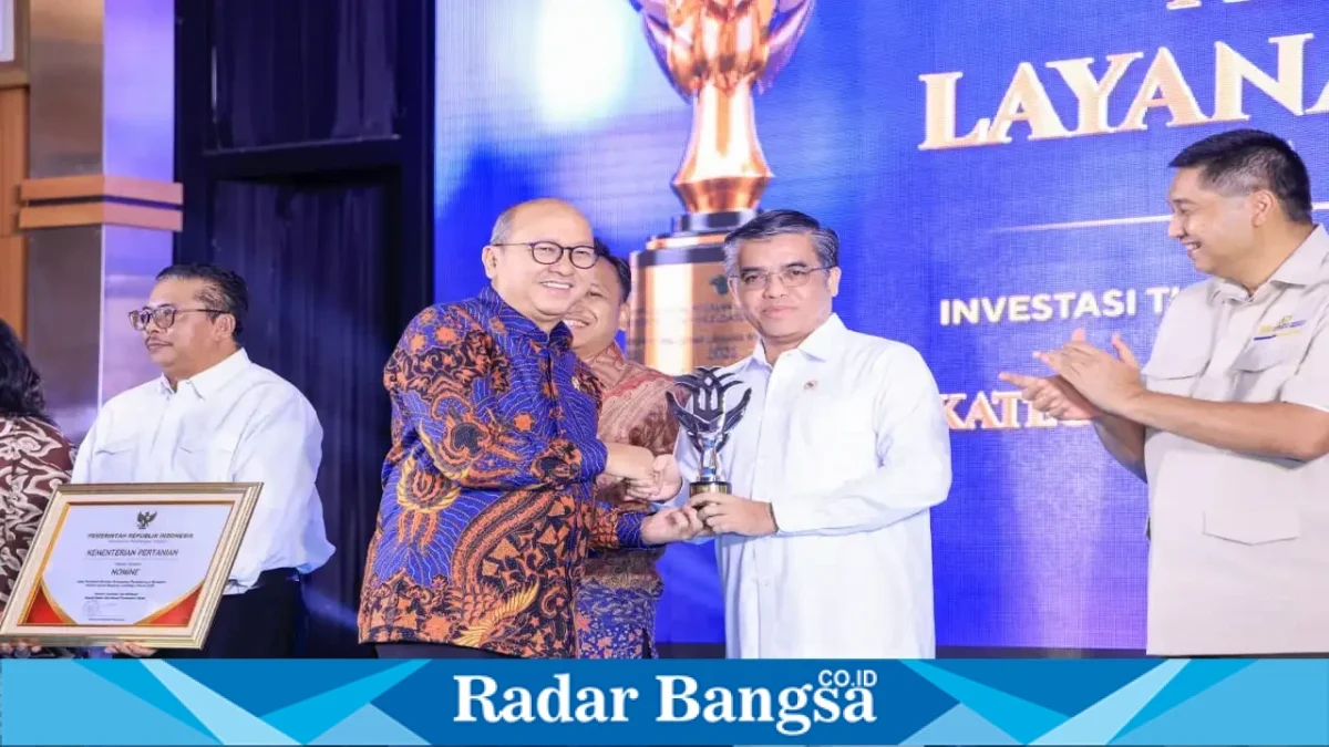 Menaker Yassierli menerima penghargaan Anugerah Layanan Investasi 2026 di Jakarta, Rabu (16/9/2026). (Dok. Ho/RadarBangsa.co.id)