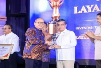 Menaker Yassierli menerima penghargaan Anugerah Layanan Investasi 2026 di Jakarta, Rabu (16/9/2026). (Dok. Ho/RadarBangsa.co.id)