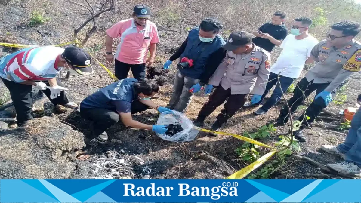 Petugas Polsek Kedungpring bersama Tim Identifikasi Polres Lamongan melakukan pemeriksaan di lokasi penemuan kerangka manusia di Desa Tenggerejo, Sabtu (26/9/2026). (Dok. Ho/RadarBangsa.co.id)