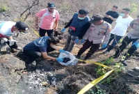 Petugas Polsek Kedungpring bersama Tim Identifikasi Polres Lamongan melakukan pemeriksaan di lokasi penemuan kerangka manusia di Desa Tenggerejo, Sabtu (26/9/2026). (Dok. Ho/RadarBangsa.co.id)