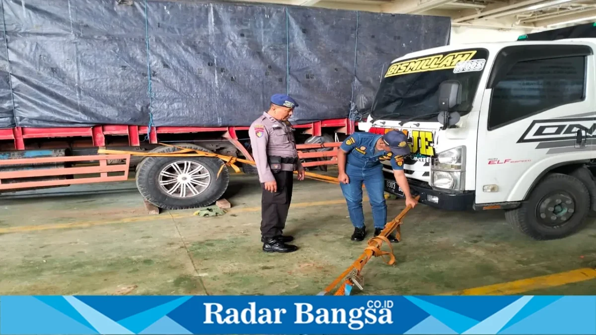 Petugas Satpolairud Polres Lamongan dan KSOP Tanjung Pakis Brondong melaksanakan operasi gabungan terhadap kapal penumpang di Pelabuhan ASDP Paciran, Senin (28/9/2026). (Dok. Ho/RadarBangsa.co.id)