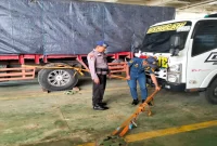 Petugas Satpolairud Polres Lamongan dan KSOP Tanjung Pakis Brondong melaksanakan operasi gabungan terhadap kapal penumpang di Pelabuhan ASDP Paciran, Senin (28/9/2026). (Dok. Ho/RadarBangsa.co.id)