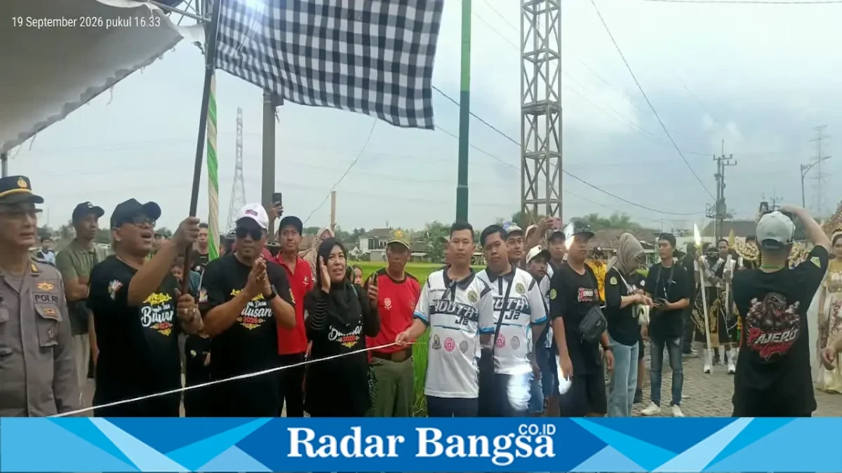 Ketua DPRD Kabupaten Pasuruan Samsul Hidayat memberangkatkan Bulusari Culture Carnival 2026 di Desa Bulusari, Sabtu (19/9/2026). (Dok. Ho/RadarBangsa.co.id)