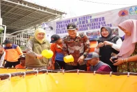 Gubernur Jawa Timur Khofifah Indar Parawansa menyalurkan bantuan air bersih dan sembako kepada warga Dusun Bulu, Desa Mantup, Lamongan, Jumat (18/9/2026). (Dok. Ho/RadarBangsa.co.id)