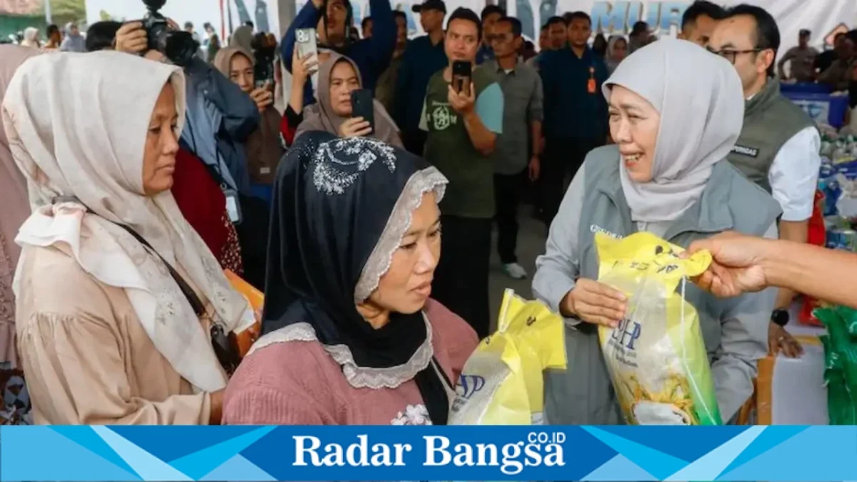 Khofifah saat meninjau Pasar Murah bagi masyarakat terdampak kekeringan di Sampang, Kamis (17/9/2026). (Dok. Ho/RadarBangsa.co.id)