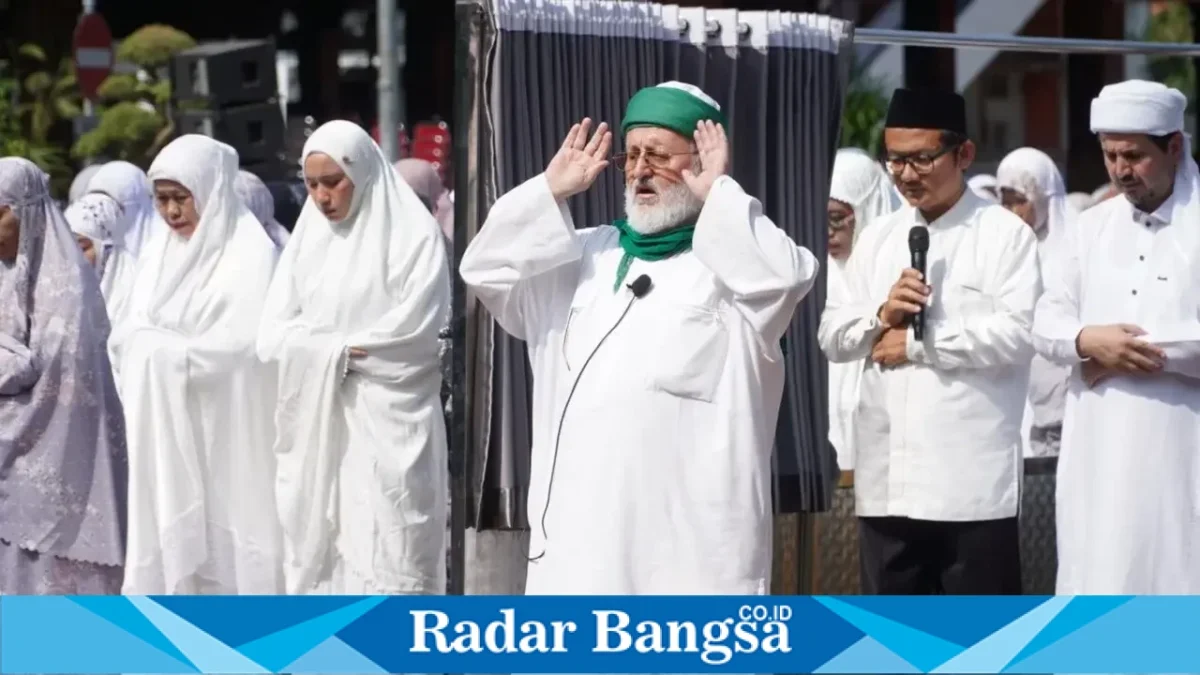 Khofifah saat menghadiri Salat Istisqa di Kabupaten Mojokerto, Jumat (18/9/2026). (Dok. Ho/RadarBangsa.co.id)
