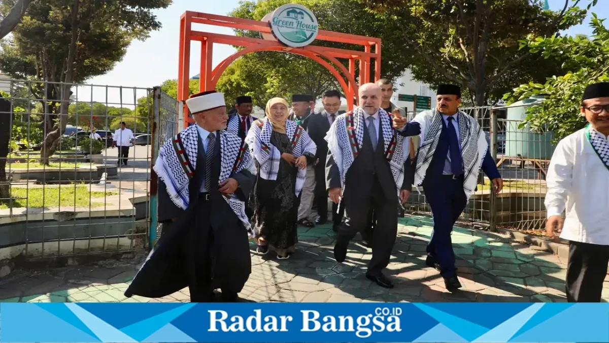 Khofifah Indar Parawansa bersama tiga tokoh Palestina saat melihat inovasi pertanian dan perikanan di Masjid Nasional Al-Akbar Surabaya, Minggu (27/9). (Dok. Ho/RadarBangsa.co.id)