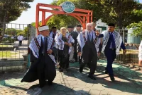 Khofifah Indar Parawansa bersama tiga tokoh Palestina saat melihat inovasi pertanian dan perikanan di Masjid Nasional Al-Akbar Surabaya, Minggu (27/9). (Dok. Ho/RadarBangsa.co.id)