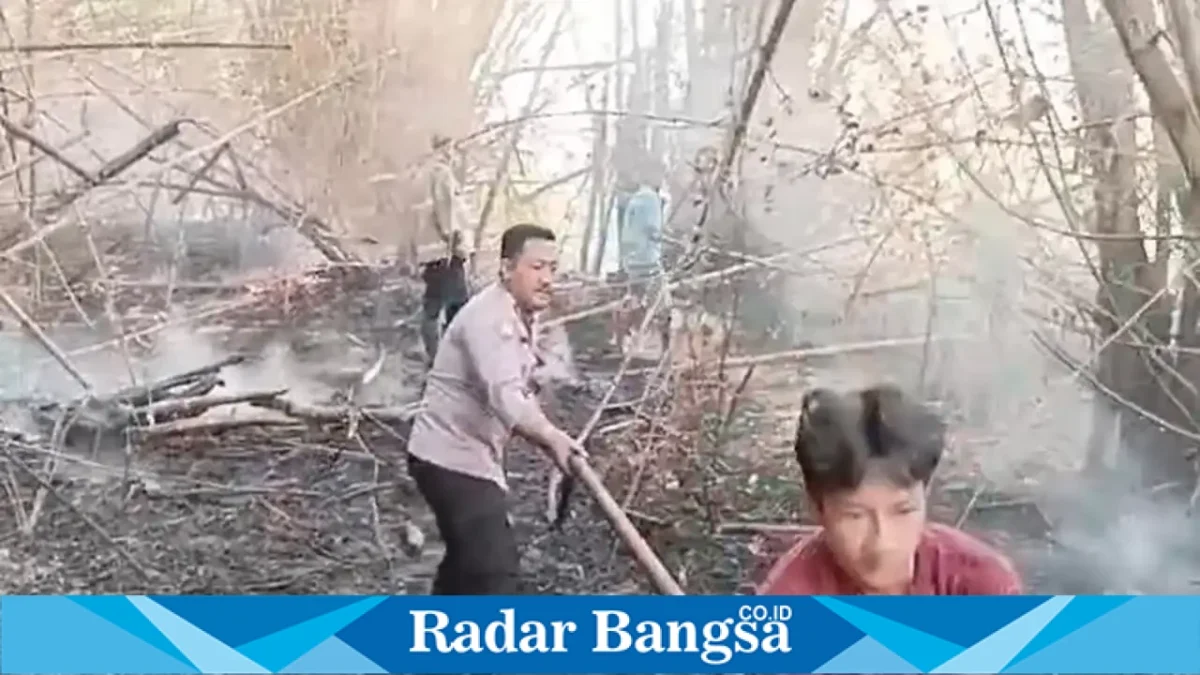 Petugas saat menangani kebakaran di wilayah Lamongan, Senin (21/9/2026). (Dok. Ho/RadarBangsa.co.id)