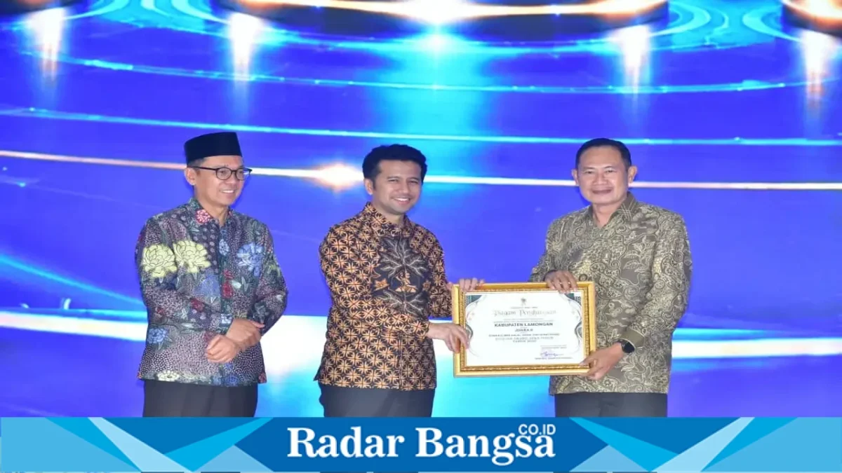 Bupati Lamongan Yuhronur Efendi menerima dua penghargaan pada penutupan FESyar Jawa Timur 2026 di Surabaya, Minggu (25/9/2026).