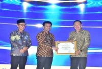 Bupati Lamongan Yuhronur Efendi menerima dua penghargaan pada penutupan FESyar Jawa Timur 2026 di Surabaya, Minggu (25/9/2026).