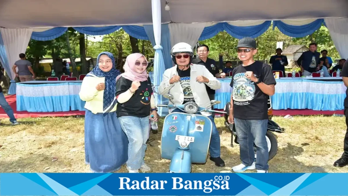 Bupati Lamongan Yuhronur Efendi saat menyapa para pecinta Vespa dalam Lamongan Vespa Party 2026 di kawasan Wisata Waduk Gondang, Kecamatan Sugio, Minggu (27/9/2026).