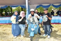 Bupati Lamongan Yuhronur Efendi saat menyapa para pecinta Vespa dalam Lamongan Vespa Party 2026 di kawasan Wisata Waduk Gondang, Kecamatan Sugio, Minggu (27/9/2026).