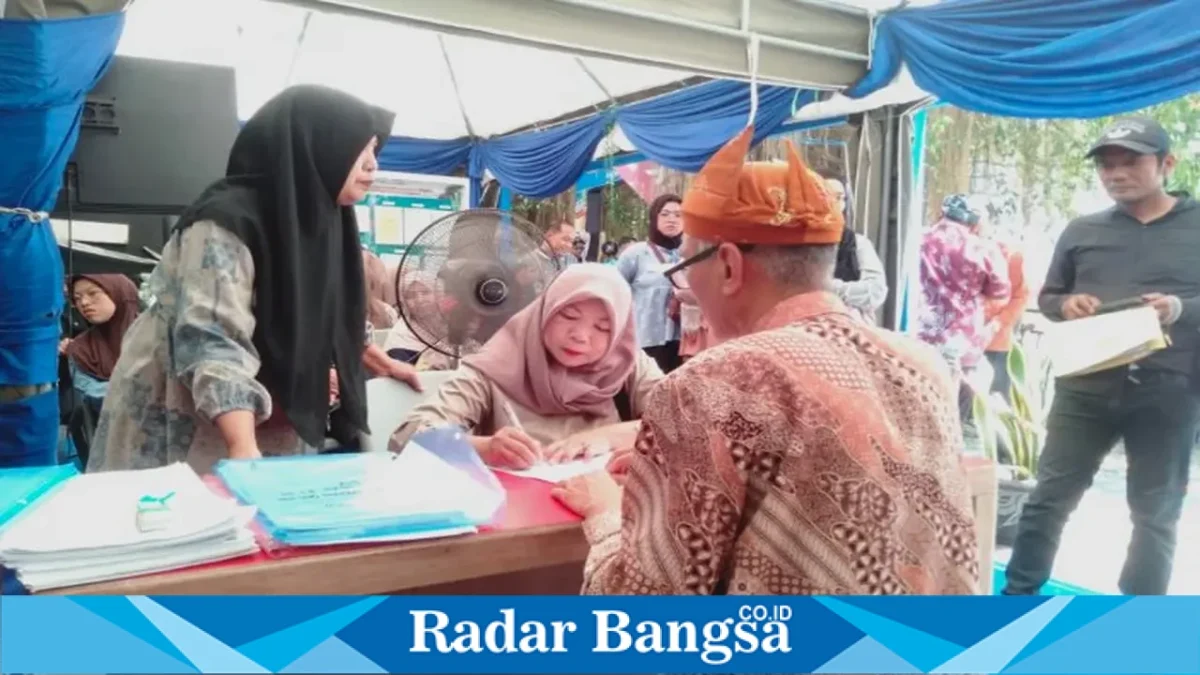 Petugas Dispendukcapil Kabupaten Pasuruan melayani warga di stan administrasi kependudukan Pekan Raya Pasuruan di Taman Candra Wilwatikta, Pandaan. (Dok. Ho/RadarBangsa.co.id)