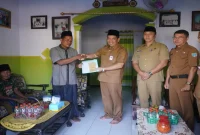 Wali Kota Probolinggo Dokter Aminuddin saat menyerahkan santunan kematian kepada ahli waris, Selasa (22/9/2026). (Dok. Ho/RadarBangsa.co.id)