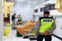 Petugas kepolisian berada di ruang perawatan rumah sakit saat korban ledakan PT Superior Prima Sukses mendapat penanganan medis, Lamongan, Kamis (17/9/2026). (Dok. Ho/RadarBangsa.co.id)