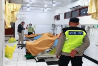 Petugas kepolisian berada di ruang perawatan rumah sakit saat korban ledakan PT Superior Prima Sukses mendapat penanganan medis, Lamongan, Kamis (17/9/2026). (Dok. Ho/RadarBangsa.co.id)