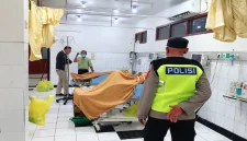 Petugas kepolisian berada di ruang perawatan rumah sakit saat korban ledakan PT Superior Prima Sukses mendapat penanganan medis, Lamongan, Kamis (17/9/2026). (Dok. Ho/RadarBangsa.co.id)
