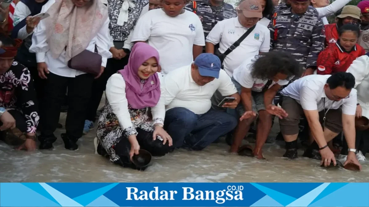 Lia Istifhama saat mengikuti pelepasliaran tukik di kawasan Wisata Alam Pantai Tanjung Penyu, Kabupaten Malang, Sabtu (26/9/2026). (Dok. Ho/RadarBangsa.co.id)