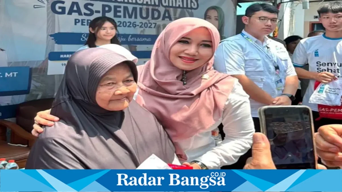 Lia Istifhama bersama relawan dan warga dalam kegiatan pembagian 200 paket sembako dan perawatan gigi di Kutisari, Surabaya, Sabtu (19/9/2026). (Dok. Ho/RadarBangsa.co.id)