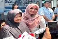 Lia Istifhama bersama relawan dan warga dalam kegiatan pembagian 200 paket sembako dan perawatan gigi di Kutisari, Surabaya, Sabtu (19/9/2026). (Dok. Ho/RadarBangsa.co.id)