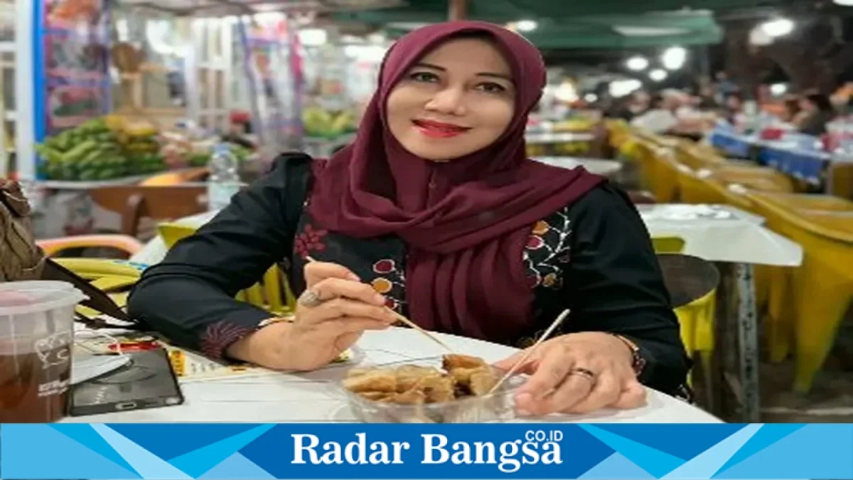 Dr. Lia Istifhama saat menikmati kuliner dan membangun kedekatan bersama masyarakat. (Dok. Ho/RadarBangsa.co.id)