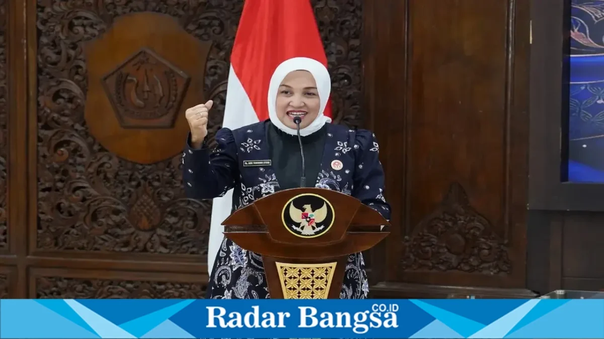 Ketua Dekranasda Lamongan Anis Kartika Yuhronur Efendi membuka workshop dan technical meeting Lomba Desain Batik Lamongan 2026 di Pendopo Lokatantra, Kamis (24/9/2026). (Dok. Ho/RadarBangsa.co.id)