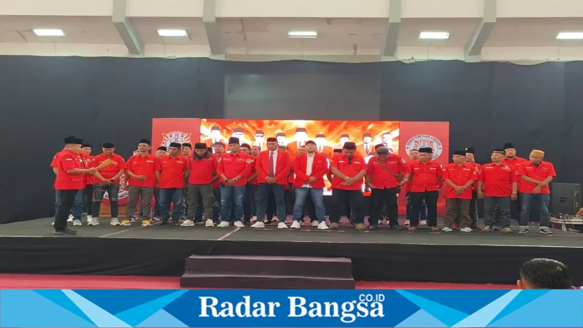 Ketua DPP Madas Sedarah M. Taufik bersama Ketua DPC Madas Sedarah Bondowoso Fauzi saat prosesi pengukuhan, Minggu (27/9/2026). (Dok. Ho/RadarBangsa.co.id)