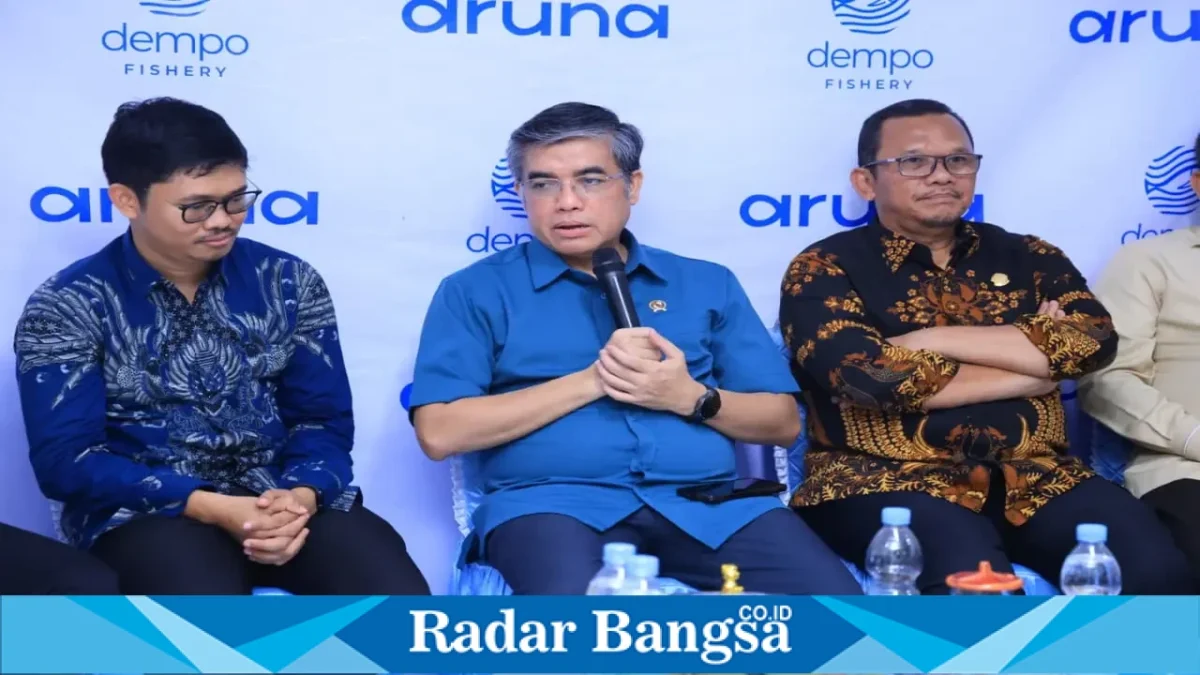 Menteri Ketenagakerjaan Yassierli saat meninjau pabrik pengolahan hasil perikanan di kawasan PPS Bungus, Kota Padang, Sumatera Barat, Jumat (25/9/2026). (Dok. Ho/RadarBangsa.co.id)