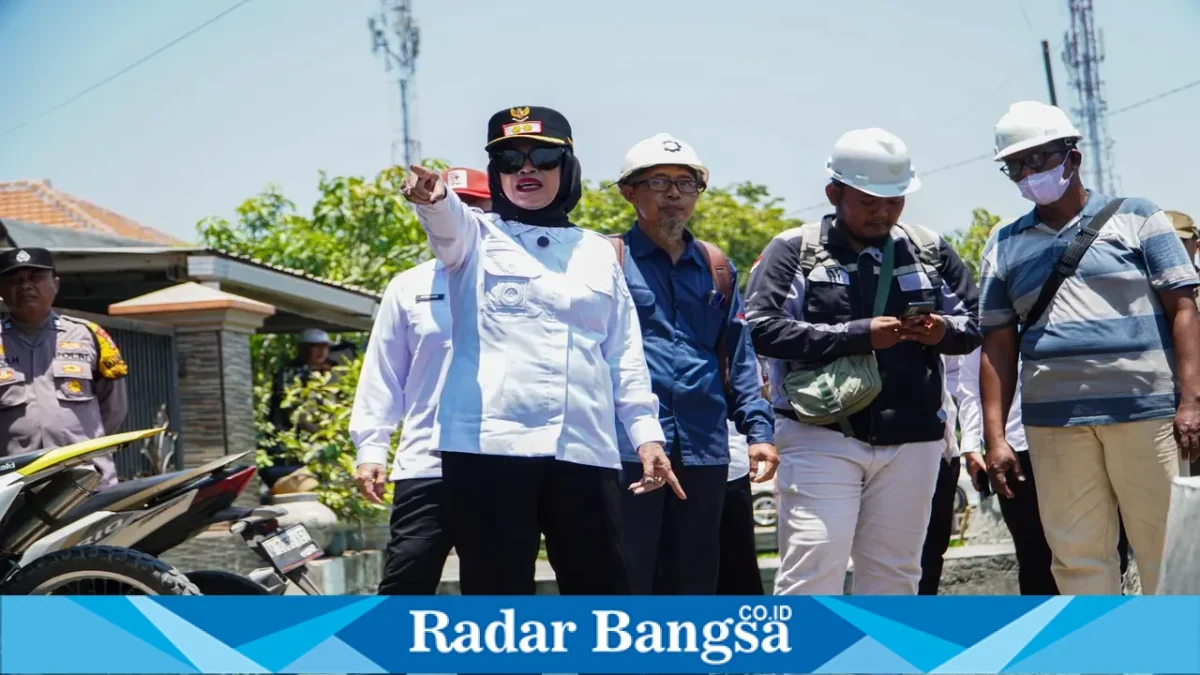 Wakil Bupati Sidoarjo Mimik Idayana saat melakukan sidak proyek betonisasi Jalan Kedungbanteng, Rabu (30/9/2026). (Dok. Ho/RadarBangsa.co.id)