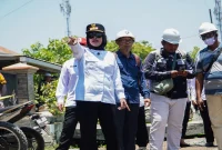 Wakil Bupati Sidoarjo Mimik Idayana saat melakukan sidak proyek betonisasi Jalan Kedungbanteng, Rabu (30/9/2026). (Dok. Ho/RadarBangsa.co.id)