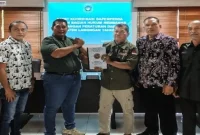 Ketua  NGO JALAK menyerahkan kajian 9 Raperda kepada Bapemperda DPRD Lamongan, Selasa (1/9/2026). (Dok. Ho/RadarBangsa.co.id)