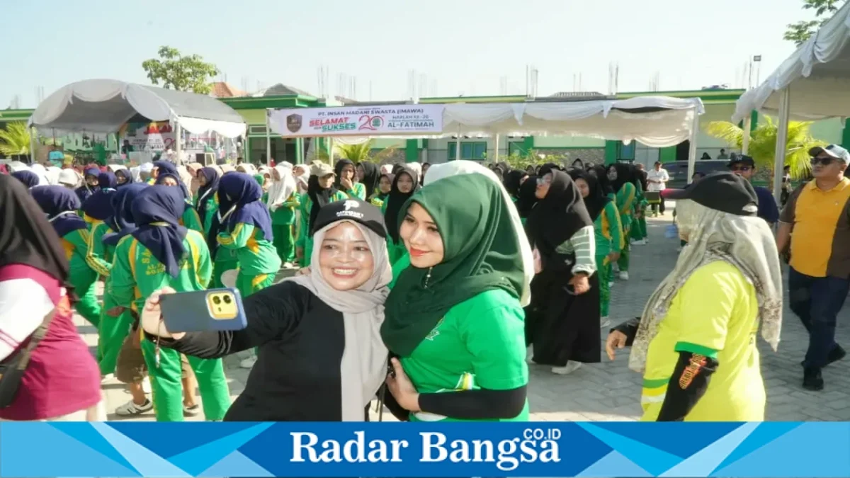 Ning Lia berbincang dan berfoto bersama para santri saat menghadiri Harlah ke-20 Pondok Pesantren Modern Al-Fatimah, Bojonegoro, Minggu (13/9/2026). (Dok. Ho/RadarBangsa.co.id)