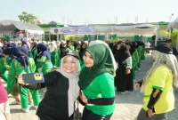 Ning Lia berbincang dan berfoto bersama para santri saat menghadiri Harlah ke-20 Pondok Pesantren Modern Al-Fatimah, Bojonegoro, Minggu (13/9/2026). (Dok. Ho/RadarBangsa.co.id)