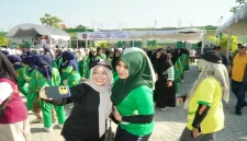 Ning Lia berbincang dan berfoto bersama para santri saat menghadiri Harlah ke-20 Pondok Pesantren Modern Al-Fatimah, Bojonegoro, Minggu (13/9/2026). (Dok. Ho/RadarBangsa.co.id)