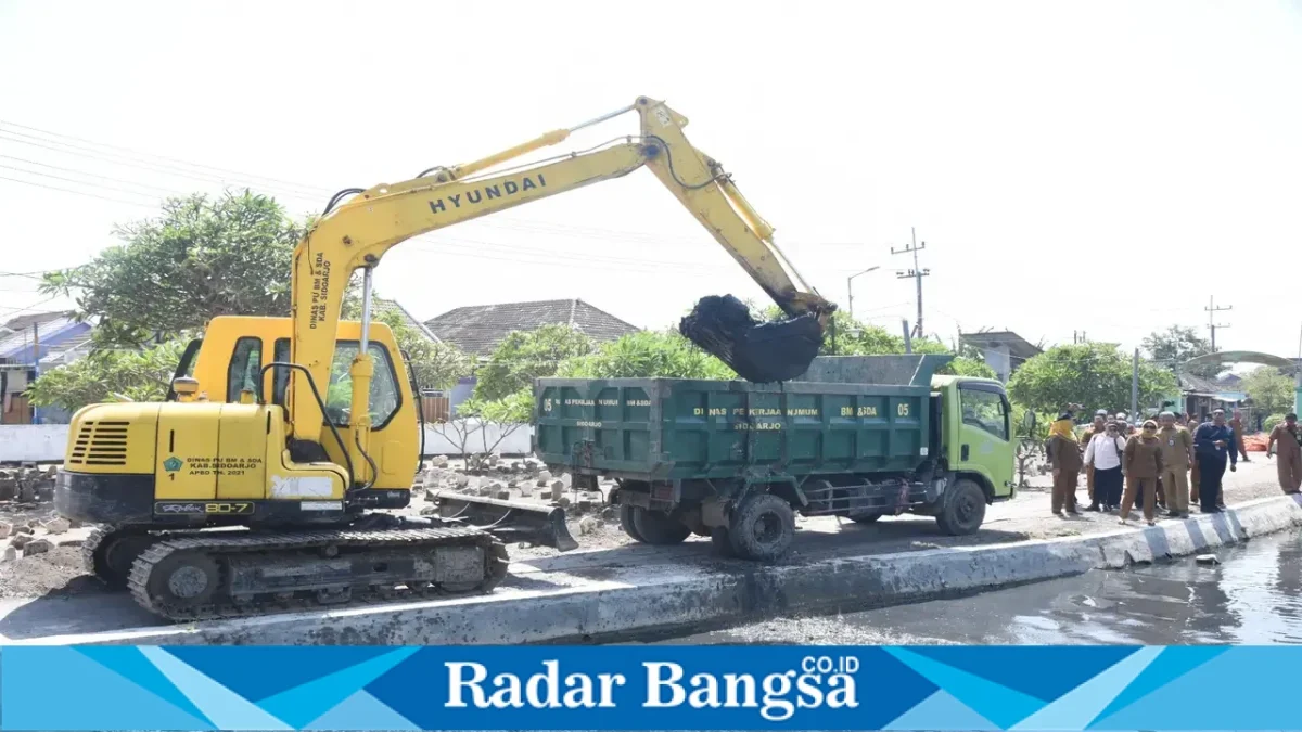 Wakil Bupati Sidoarjo Mimik Idayana meninjau normalisasi Saluran Sekunder Kedunguling di Desa Durungbanjar, Senin (21/9/2026). (Dok. Ho/RadarBangsa.co.id)