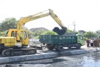 Wakil Bupati Sidoarjo Mimik Idayana meninjau normalisasi Saluran Sekunder Kedunguling di Desa Durungbanjar, Senin (21/9/2026). (Dok. Ho/RadarBangsa.co.id)