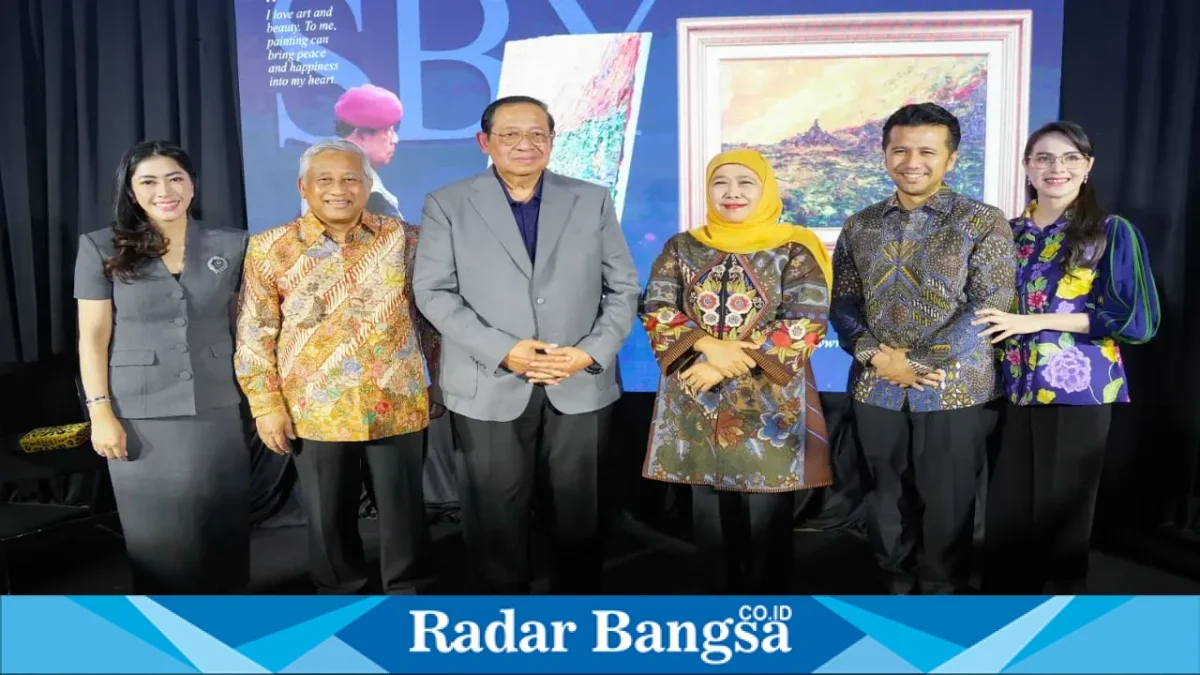Khofifah Indar Parawansa bersama SBY saat melihat karya dalam pameran lukisan di Surabaya, Selasa (15/9). (Dok. Ho/RadarBangsa.co.id)