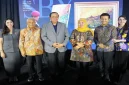 Khofifah Indar Parawansa bersama SBY saat melihat karya dalam pameran lukisan di Surabaya, Selasa (15/9). (Dok. Ho/RadarBangsa.co.id)