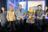 Khofifah Indar Parawansa bersama SBY saat melihat karya dalam pameran lukisan di Surabaya, Selasa (15/9). (Dok. Ho/RadarBangsa.co.id)