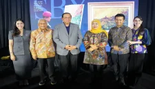 Khofifah Indar Parawansa bersama SBY saat melihat karya dalam pameran lukisan di Surabaya, Selasa (15/9). (Dok. Ho/RadarBangsa.co.id)