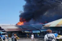 Kebakaran melanda Pasar Tradisional Kepulungan, Kecamatan Gempol, Kabupaten Pasuruan, Sabtu (26/9). (Dok. Ho/RadarBangsa.co.id)