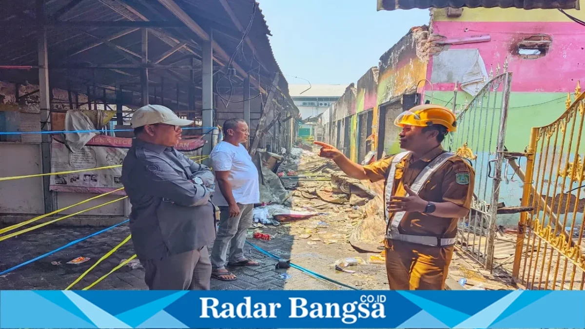 Ketua DPRD Kabupaten Pasuruan Samsul Hidayat meninjau kondisi Pasar Desa Kepulungan pascakebakaran di Kecamatan Gempol, Selasa (29/9/2026). (Dok. Ho/RadarBangsa.co.id)