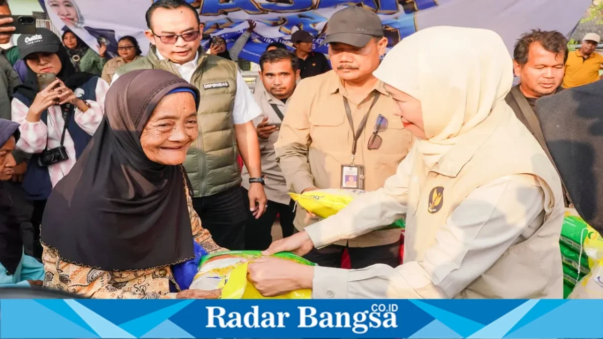 Gubernur Khofifah saat meninjau pelaksanaan Pasar Murah di depan Kantor Kecamatan Pulung, Ponorogo, Sabtu (19/9).