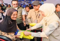 Gubernur Khofifah saat meninjau pelaksanaan Pasar Murah di depan Kantor Kecamatan Pulung, Ponorogo, Sabtu (19/9).