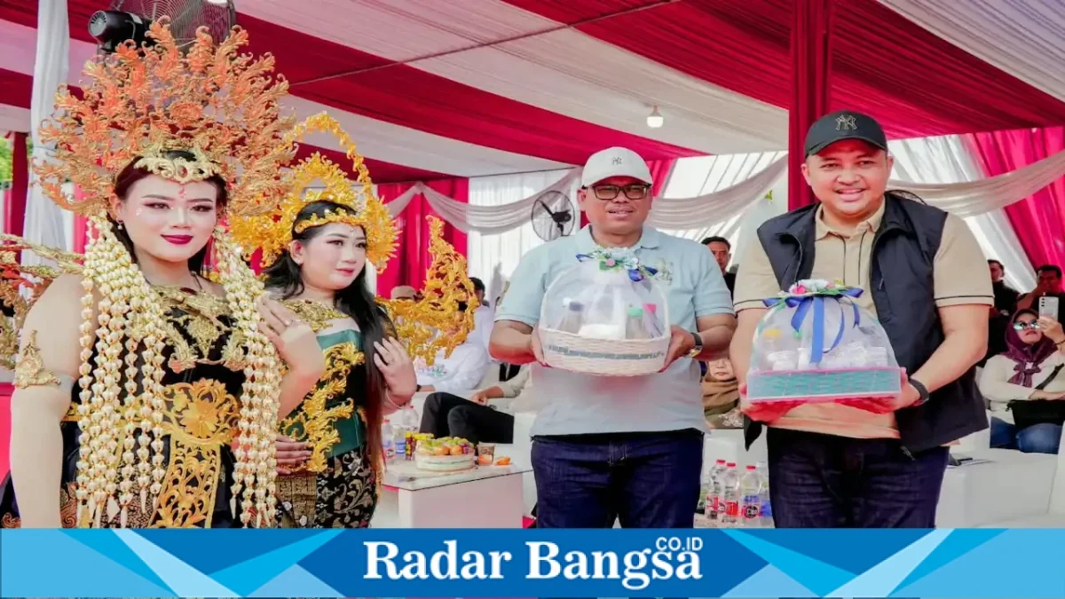 (kiri) Bupati Pasuruan Rusdi Sutejo saat membuka Pasuruan Carnival 2026 di depan Alun-alun Bangil, Minggu (20/9/2026). (Dok. Ho/RadarBangsa.co.id)