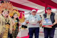 (kiri) Bupati Pasuruan Rusdi Sutejo saat membuka Pasuruan Carnival 2026 di depan Alun-alun Bangil, Minggu (20/9/2026). (Dok. Ho/RadarBangsa.co.id)